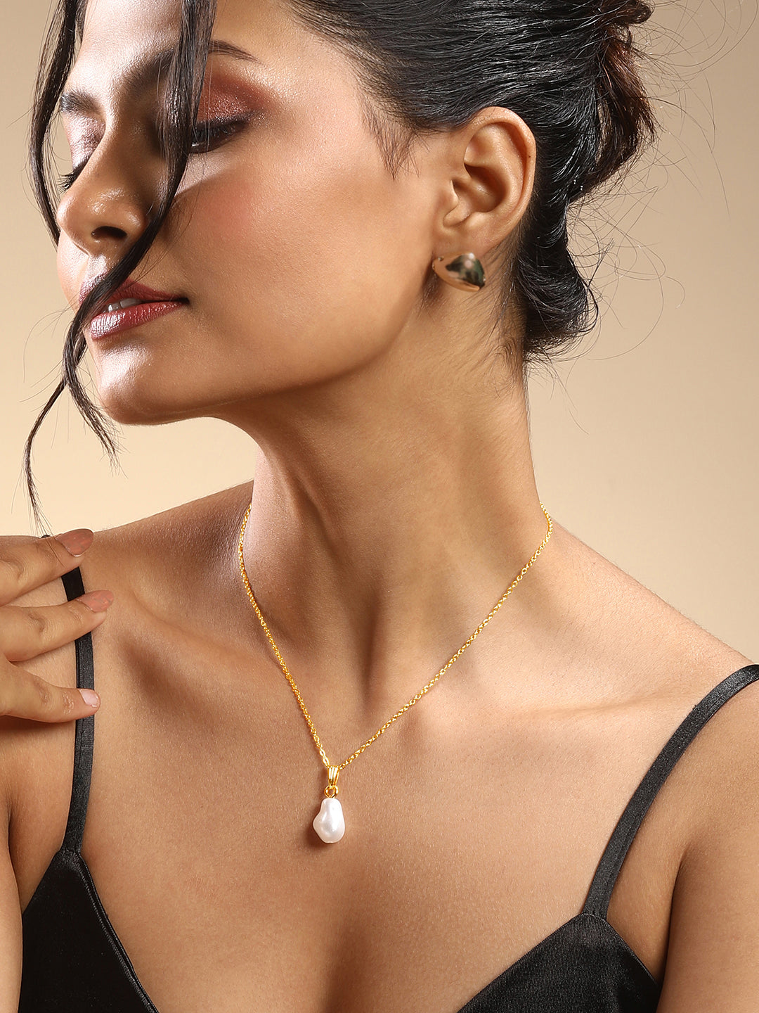 Gold-plated pearl charm pendant with chain for women – minimalist fashion necklace