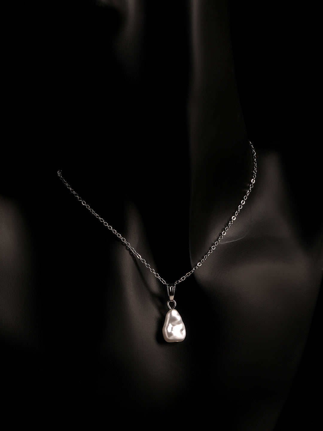 Silver pearl pendant with chain – elegant minimalist jewellery for women