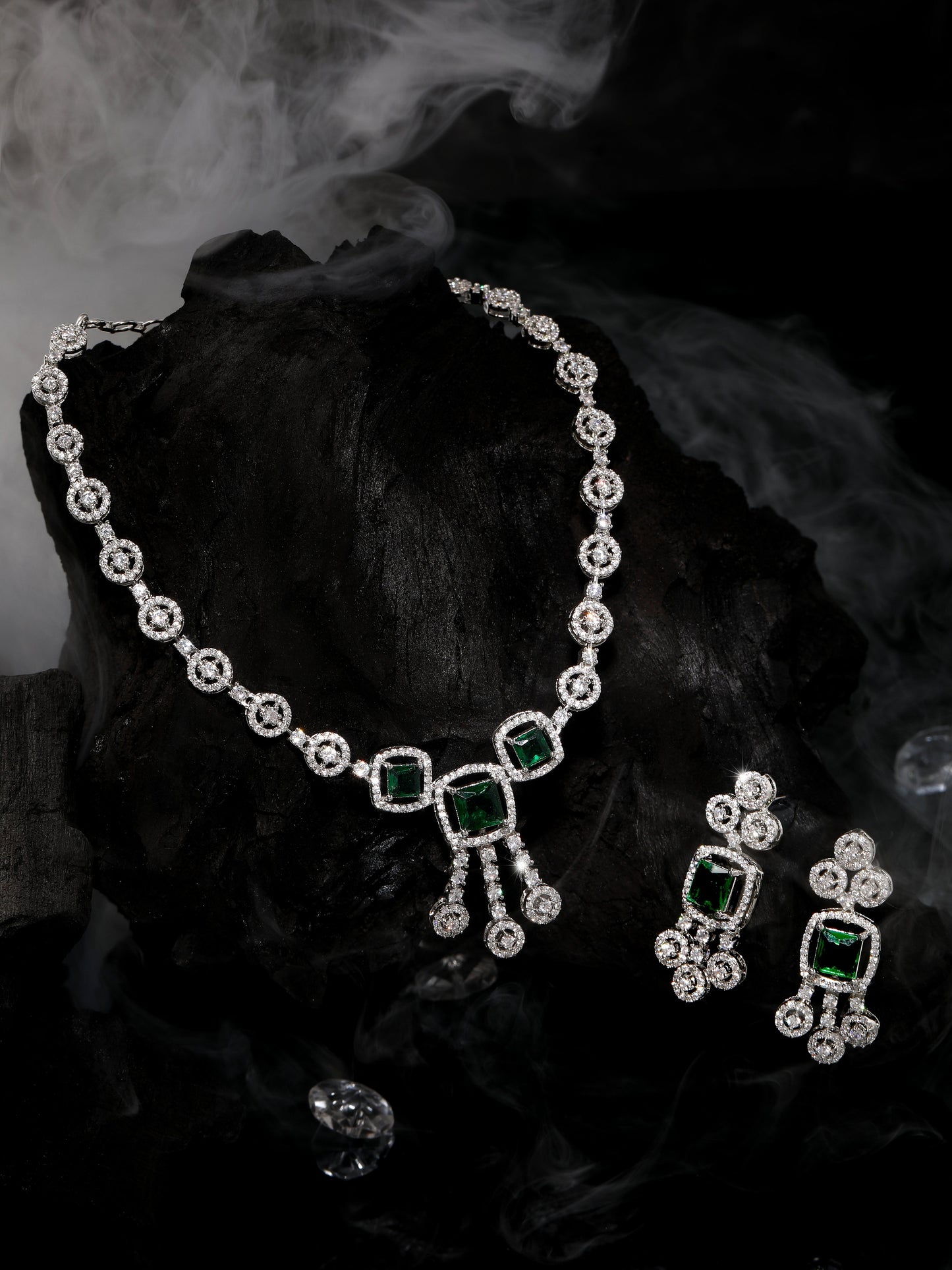 Rhodium-plated jewellery set with green and white cubic zirconia stones with matching earrings