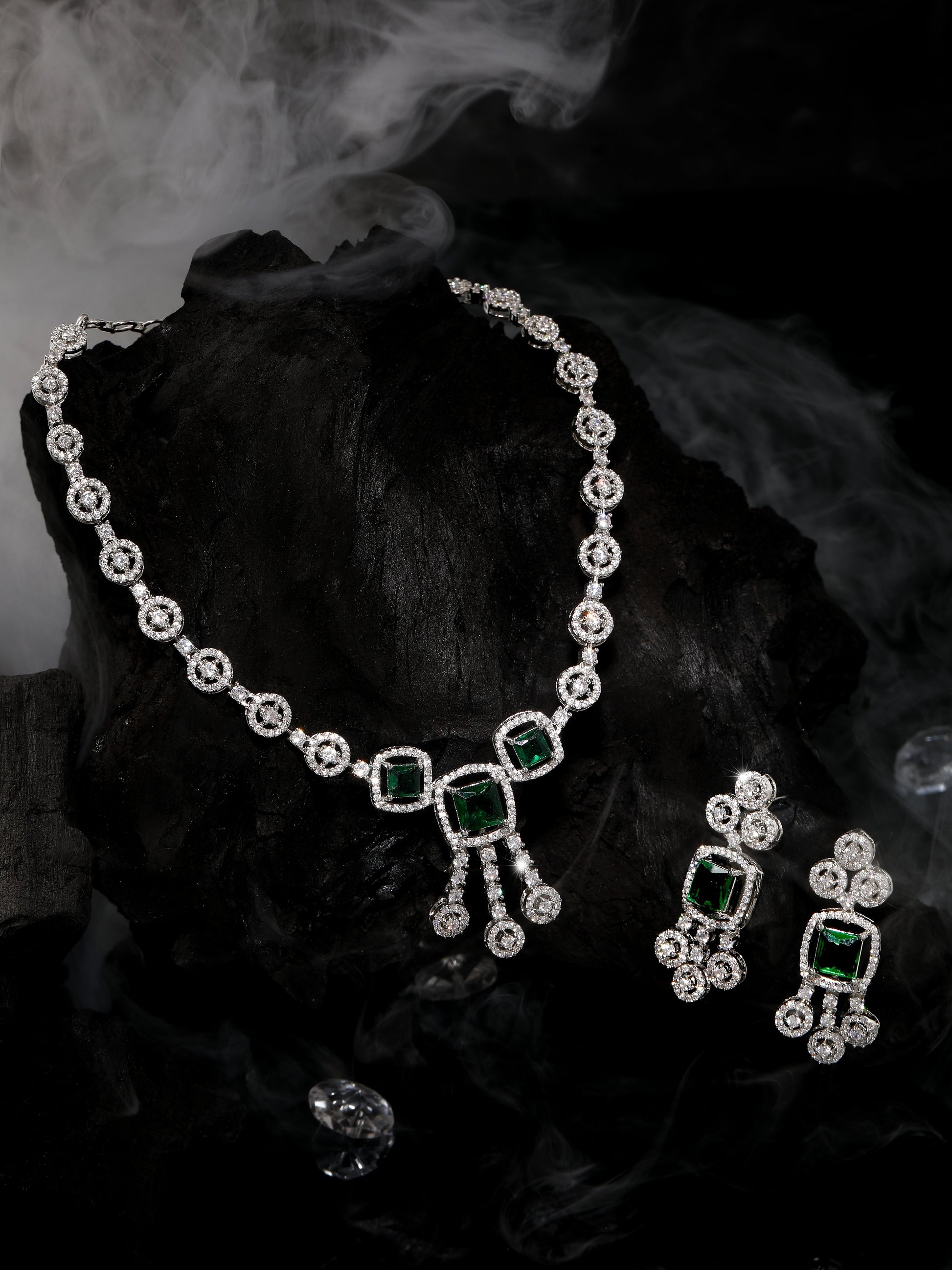 Rhodium-plated jewellery set with green and white cubic zirconia stones with matching earrings