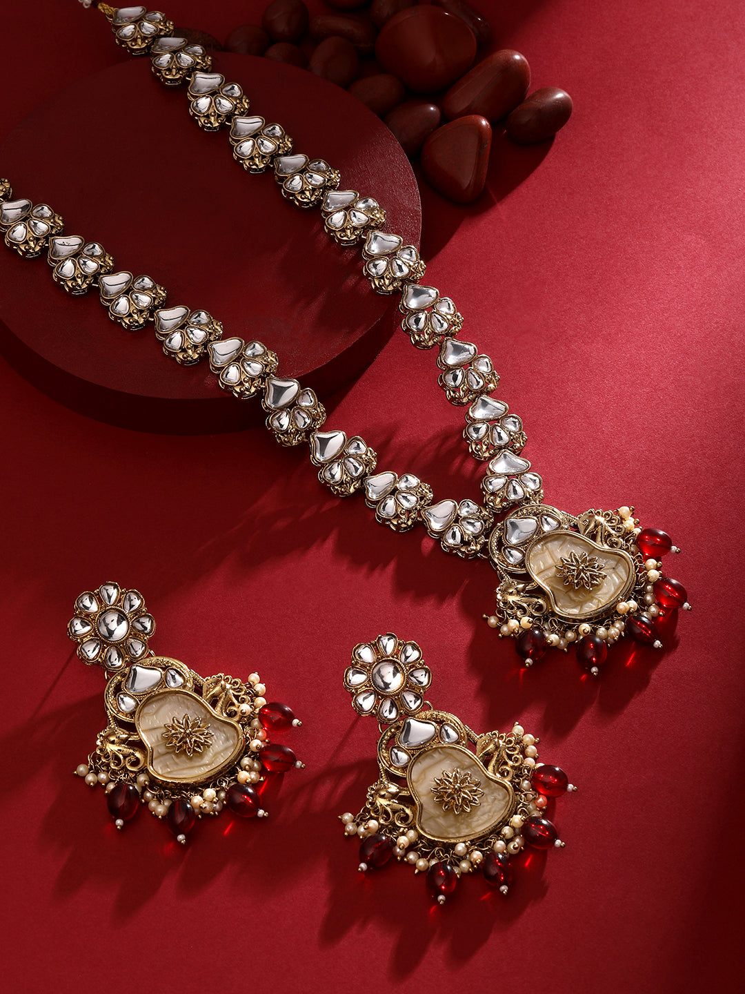 Long bridal gold-plated necklace with pearl and stone