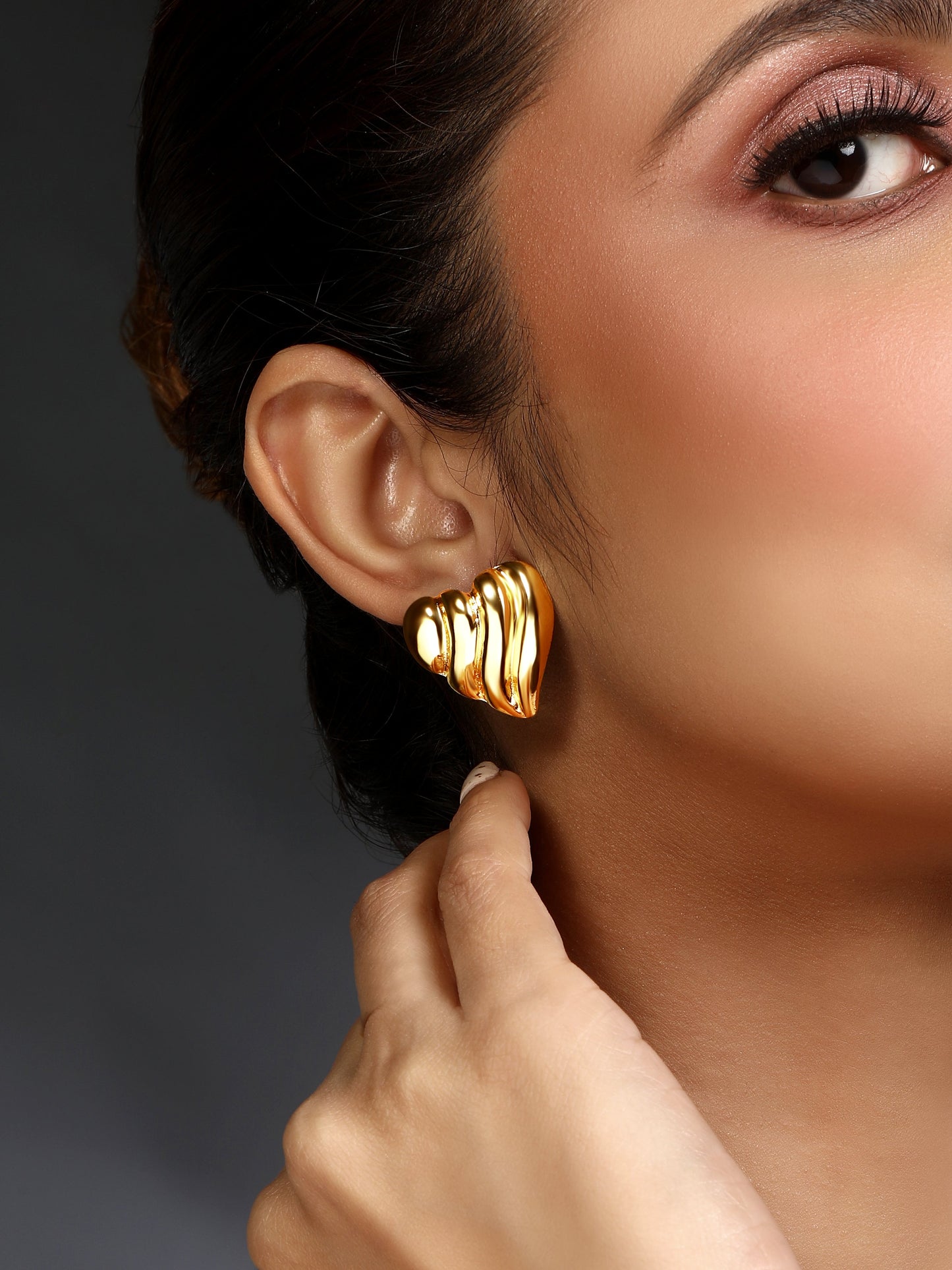 Gold-Plated Handcrafted Stud Earring With The Closure Of Push Back