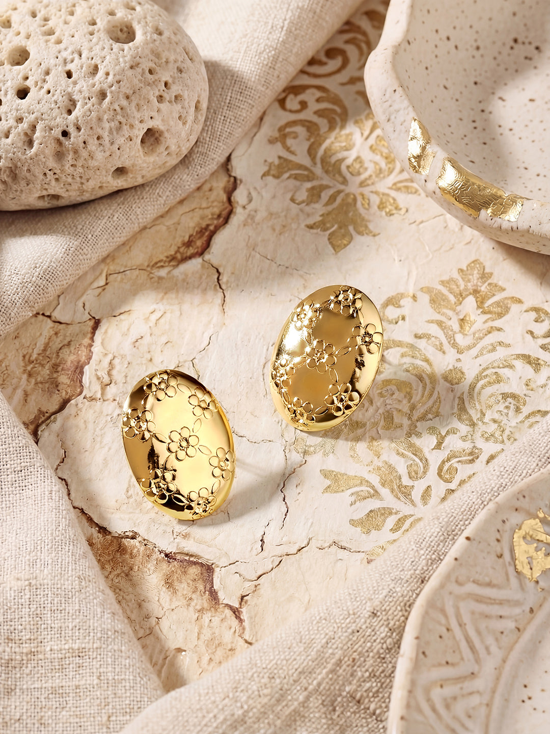 Gold-Plated Handcrafted Stud Earring With The Closure Of Push Back