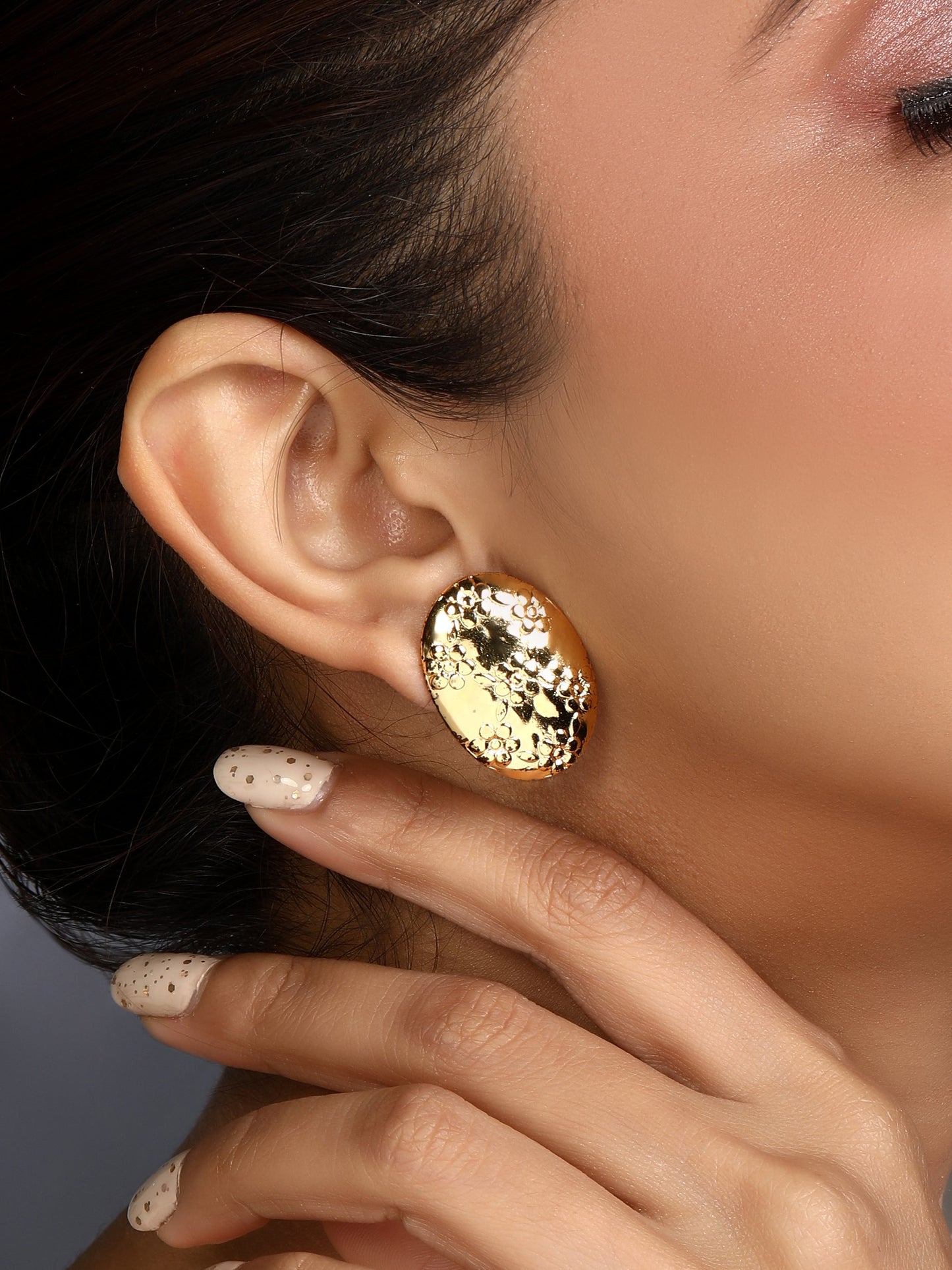 Gold-Plated Handcrafted Stud Earring With The Closure Of Push Back