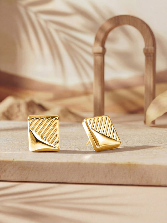 Gold-Plated Handcrafted Stud Earring With The Closure Of Push Back