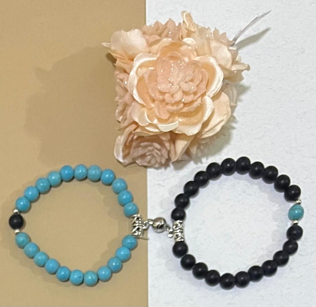 Bracelet With Black And Blue Pearl On Silver Plating.