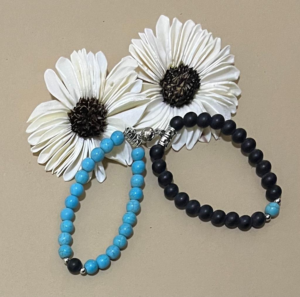 Bracelet With Black And Blue Pearl On Silver Plating.